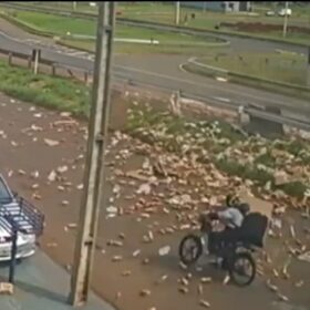Carga de bebidas cai de caminhão no Contorno Norte em Maringá Foto 13 Fotos de Carga de bebidas cai de caminhão no Contorno Norte em Maringá