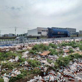 Carga de bebidas cai de caminhão no Contorno Norte em Maringá Foto 3 Fotos de Carga de bebidas cai de caminhão no Contorno Norte em Maringá