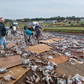 Carga de bebidas cai de caminhão no Contorno Norte em Maringá Foto 4 Fotos de Carga de bebidas cai de caminhão no Contorno Norte em Maringá
