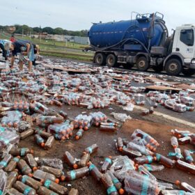 Carga de bebidas cai de caminhão no Contorno Norte em Maringá Foto 5 Fotos de Carga de bebidas cai de caminhão no Contorno Norte em Maringá
