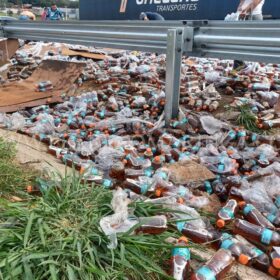 Carga de bebidas cai de caminhão no Contorno Norte em Maringá Foto 6 Fotos de Carga de bebidas cai de caminhão no Contorno Norte em Maringá