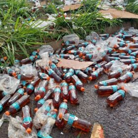 Carga de bebidas cai de caminhão no Contorno Norte em Maringá Foto 7 Fotos de Carga de bebidas cai de caminhão no Contorno Norte em Maringá