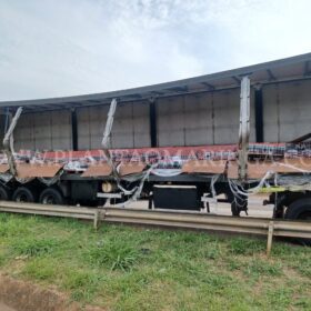 Carga de bebidas cai de caminhão no Contorno Norte em Maringá Foto 8 Fotos de Carga de bebidas cai de caminhão no Contorno Norte em Maringá
