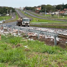 Carga de bebidas cai de caminhão no Contorno Norte em Maringá Foto 10 Fotos de Carga de bebidas cai de caminhão no Contorno Norte em Maringá