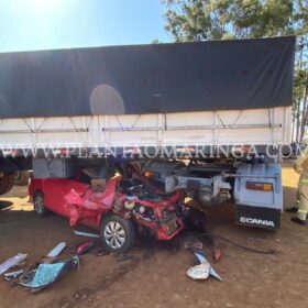 Carro vai parar embaixo de carreta após colisão e deixa uma pessoa em estado gravíssimo Foto 5 Fotos de Carro vai parar embaixo de carreta após colisão e deixa uma pessoa em estado gravíssimo