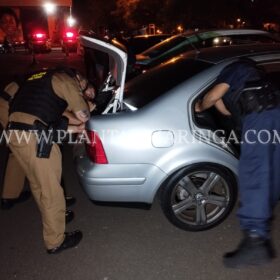 Homem armado abandona carro e namorada ao tentar fugir de Blitz em Maringá Foto 1 Fotos de Homem armado abandona carro e namorada ao tentar fugir de Blitz em Maringá
