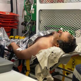 Homem é encontrado por populares caído com facada nas costas Foto 2 Fotos de Homem é encontrado por populares caído com facada nas costas