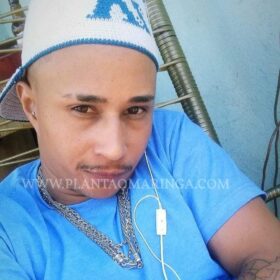 Jovem morre após bater moto na lateral de caminhão em Maringá Foto 2 Fotos de Jovem morre após bater moto na lateral de caminhão em Maringá
