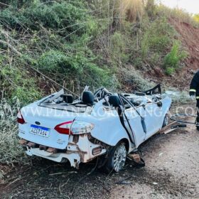 Moradora de Maringá morre após carro capotar e cair em ribanceira em Marialva Foto 5 Fotos de Moradora de Maringá morre após carro capotar e cair em ribanceira em Marialva