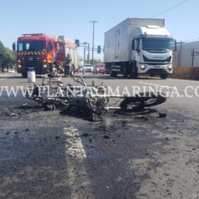 Moto explode após bater em carro em Sarandi Foto 1 Fotos de Moto explode após bater em carro em Sarandi