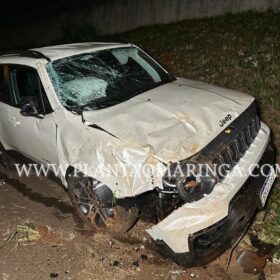 Motorista bate em barranco capota carro em Maringá e foge do local Foto 2 Fotos de Motorista bate em barranco capota carro em Maringá e foge do local