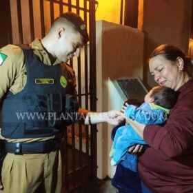 Recém-nascido engasga com leite materno e é salvo por Policial Militar em Sarandi Foto 3 Fotos de Recém-nascido engasga com leite materno e é salvo por Policial Militar em Sarandi