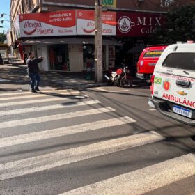 Vídeo mostra homem sendo atropelado por moto em Maringá Foto 3 Fotos de Vídeo mostra homem sendo atropelado por moto em Maringá