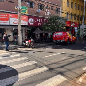 Vídeo mostra homem sendo atropelado por moto em Maringá Foto 5 Fotos de Vídeo mostra homem sendo atropelado por moto em Maringá
