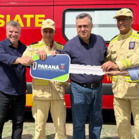 Apucarana: Delegado Jacovós participa da entrega de ambulância para o Corpo de Bombeiros Foto 2 Fotos de Apucarana: Delegado Jacovós participa da entrega de ambulância para o Corpo de Bombeiros
