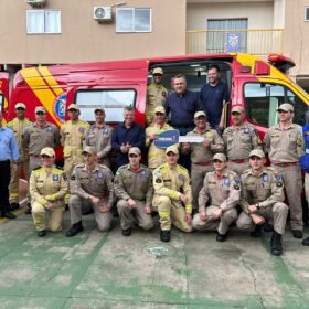 Apucarana: Delegado Jacovós participa da entrega de ambulância para o Corpo de Bombeiros Foto 1 Fotos de Apucarana: Delegado Jacovós participa da entrega de ambulância para o Corpo de Bombeiros