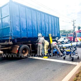Câmera registra motociclistas caindo embaixo de rodado de carreta em Maringá Foto 2 Fotos de Câmera registra motociclistas caindo embaixo de rodado de carreta em Maringá