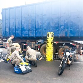 Câmera registra motociclistas caindo embaixo de rodado de carreta em Maringá Foto 3 Fotos de Câmera registra motociclistas caindo embaixo de rodado de carreta em Maringá