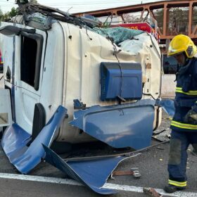 Carreta fica destruída após acidente no Contorno Norte em Maringá Foto 6 Fotos de Carreta fica destruída após acidente no Contorno Norte em Maringá