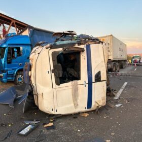 Carreta fica destruída após acidente no Contorno Norte em Maringá Foto 5 Fotos de Carreta fica destruída após acidente no Contorno Norte em Maringá