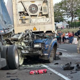 Carreta fica destruída após acidente no Contorno Norte em Maringá Foto 4 Fotos de Carreta fica destruída após acidente no Contorno Norte em Maringá