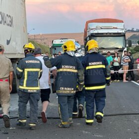 Carreta fica destruída após acidente no Contorno Norte em Maringá Foto 3 Fotos de Carreta fica destruída após acidente no Contorno Norte em Maringá
