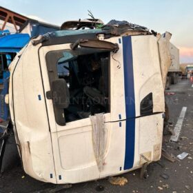 Carreta fica destruída após acidente no Contorno Norte em Maringá Foto 2 Fotos de Carreta fica destruída após acidente no Contorno Norte em Maringá