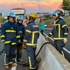 Carreta fica destruída após acidente no Contorno Norte em Maringá Foto 13 Fotos de Carreta fica destruída após acidente no Contorno Norte em Maringá