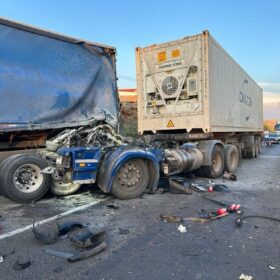 Carreta fica destruída após acidente no Contorno Norte em Maringá Foto 10 Fotos de Carreta fica destruída após acidente no Contorno Norte em Maringá