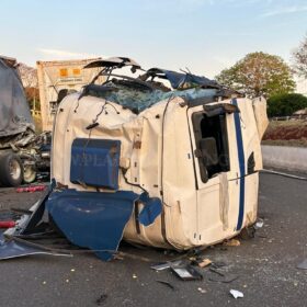 Carreta fica destruída após acidente no Contorno Norte em Maringá Foto 9 Fotos de Carreta fica destruída após acidente no Contorno Norte em Maringá