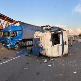 Carreta fica destruída após acidente no Contorno Norte em Maringá Foto 15 Fotos de Carreta fica destruída após acidente no Contorno Norte em Maringá