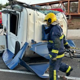 Carreta fica destruída após acidente no Contorno Norte em Maringá Foto 8 Fotos de Carreta fica destruída após acidente no Contorno Norte em Maringá