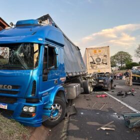 Carreta fica destruída após acidente no Contorno Norte em Maringá Foto 7 Fotos de Carreta fica destruída após acidente no Contorno Norte em Maringá