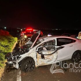 Fotos de Carro fica destruído após bater em carreta e capotar em Maringá 