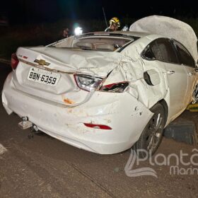 Fotos de Carro fica destruído após bater em carreta e capotar em Maringá 