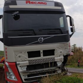 Acidente entre carro e carreta deixa uma pessoa morta na PR-317 Foto 2 Fotos de Acidente entre carro e carreta deixa uma pessoa morta na PR-317