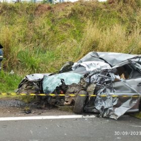 Acidente entre carro e carreta deixa uma pessoa morta na PR-317 Foto 3 Fotos de Acidente entre carro e carreta deixa uma pessoa morta na PR-317