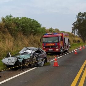 Acidente entre carro e carreta deixa uma pessoa morta na PR-317 Foto 9 Fotos de Acidente entre carro e carreta deixa uma pessoa morta na PR-317