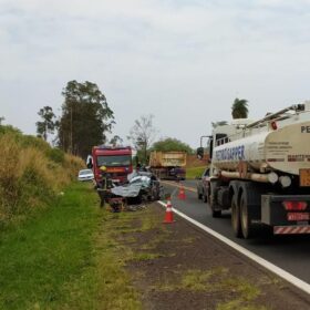 Acidente entre carro e carreta deixa uma pessoa morta na PR-317 Foto 5 Fotos de Acidente entre carro e carreta deixa uma pessoa morta na PR-317