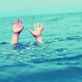 Menino de 4 anos é salvo pela irmã após cair na piscina de casa, em Maringá Foto 1 Fotos de Menino de 4 anos é salvo pela irmã após cair na piscina de casa, em Maringá