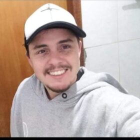 Mecânico morre após bater moto de frente com carro em Sarandi Foto 3 Fotos de Mecânico morre após bater moto de frente com carro em Sarandi