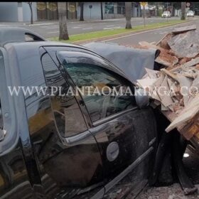 Motorista fica ferido após carro bater em contêiner de entulho em Maringá Foto 3 Fotos de Motorista fica ferido após carro bater em contêiner de entulho em Maringá