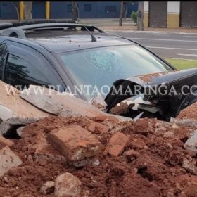 Motorista fica ferido após carro bater em contêiner de entulho em Maringá Foto 5 Fotos de Motorista fica ferido após carro bater em contêiner de entulho em Maringá