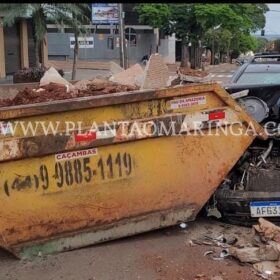 Motorista fica ferido após carro bater em contêiner de entulho em Maringá Foto 6 Fotos de Motorista fica ferido após carro bater em contêiner de entulho em Maringá