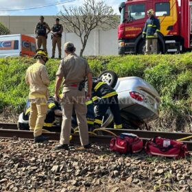 Motorista perde controle do veículo e cai em barranco da linha de trem em Maringá Foto 2 Fotos de Motorista perde controle do veículo e cai em barranco da linha de trem em Maringá