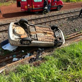Motorista perde controle do veículo e cai em barranco da linha de trem em Maringá Foto 12 Fotos de Motorista perde controle do veículo e cai em barranco da linha de trem em Maringá