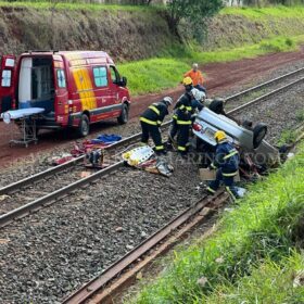Motorista perde controle do veículo e cai em barranco da linha de trem em Maringá Foto 13 Fotos de Motorista perde controle do veículo e cai em barranco da linha de trem em Maringá