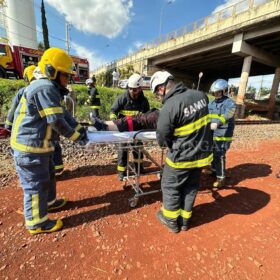 Motorista perde controle do veículo e cai em barranco da linha de trem em Maringá Foto 14 Fotos de Motorista perde controle do veículo e cai em barranco da linha de trem em Maringá