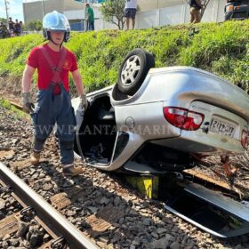 Motorista perde controle do veículo e cai em barranco da linha de trem em Maringá Foto 15 Fotos de Motorista perde controle do veículo e cai em barranco da linha de trem em Maringá