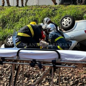 Motorista perde controle do veículo e cai em barranco da linha de trem em Maringá Foto 1 Fotos de Motorista perde controle do veículo e cai em barranco da linha de trem em Maringá